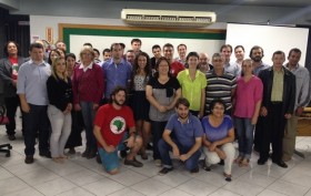 Comunicadores das rádios comunitárias e dirigentes sindicais no lançamento do "Jornal dos Trabalhadores", nesta quarta (7)/