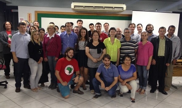 Comunicadores das rádios comunitárias e dirigentes sindicais no lançamento do "Jornal dos Trabalhadores", nesta quarta (7)/