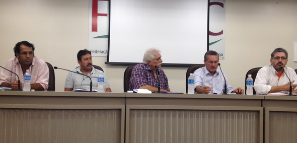 Mesa da IX Jornada de Debates, no auditório da Fecesc, em Florianópolis. Foto: Camila Rodrigues da Silva/Fetessesc