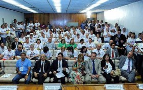 Enfermeiros, técnicos e auxiliares de enfermagem querem que a proposta da redução da jornada seja votada pelo Plenário. Foto: Gabriela Korossy / Câmara dos Deputados