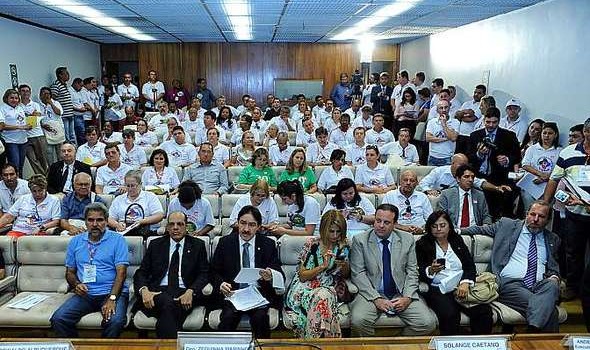 Enfermeiros, técnicos e auxiliares de enfermagem querem que a proposta da redução da jornada seja votada pelo Plenário. Foto: Gabriela Korossy / Câmara dos Deputados