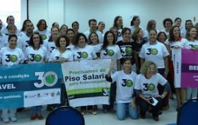 Participantes fazem mobilização, em Blumenau, pela aprovação da jornada de 30h semanais para a categoria