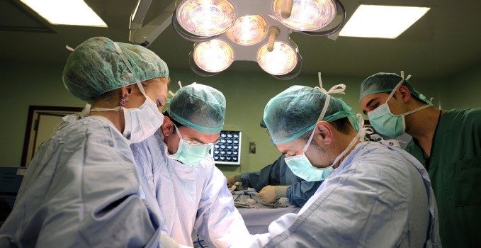 Hospital de Cruces, quirofanos Libro "XXV Aniversario de Osakidetza"