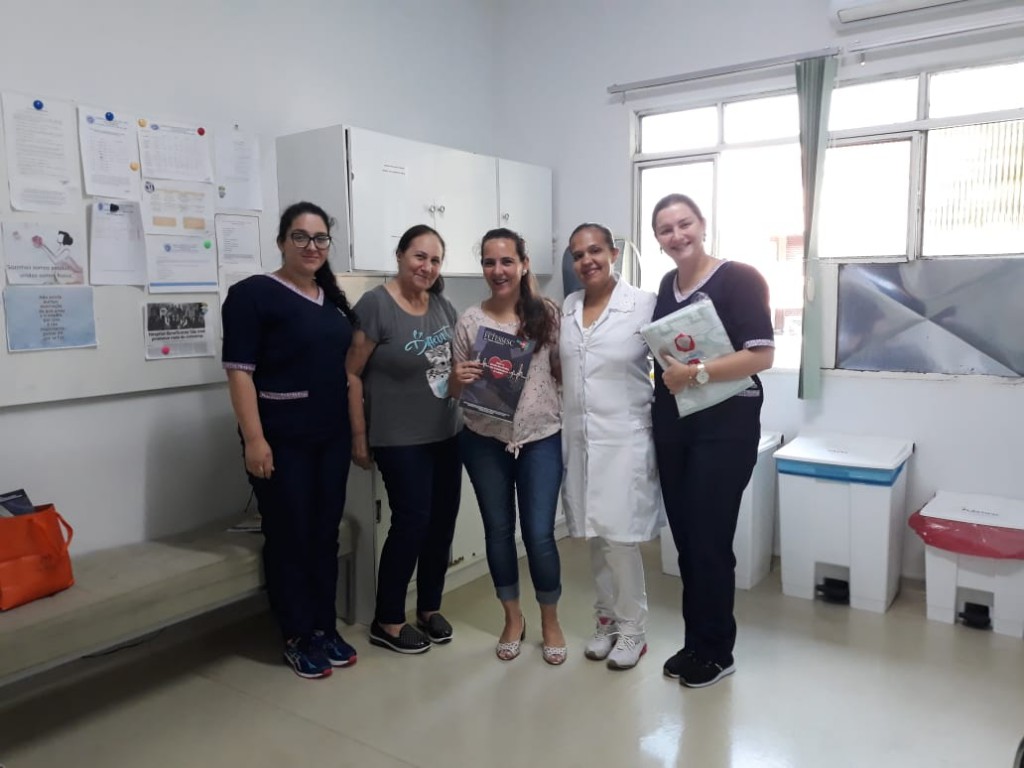 Entrega de brindes, informativos do Sindicato de Chapecó e Região e da Revista da FETESSESC