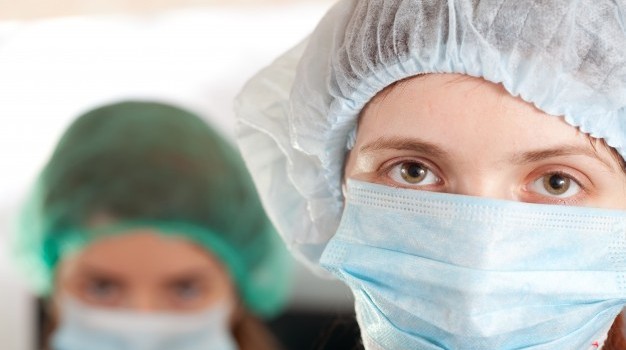 medicos-em-mascara-na-clinica_1398-272